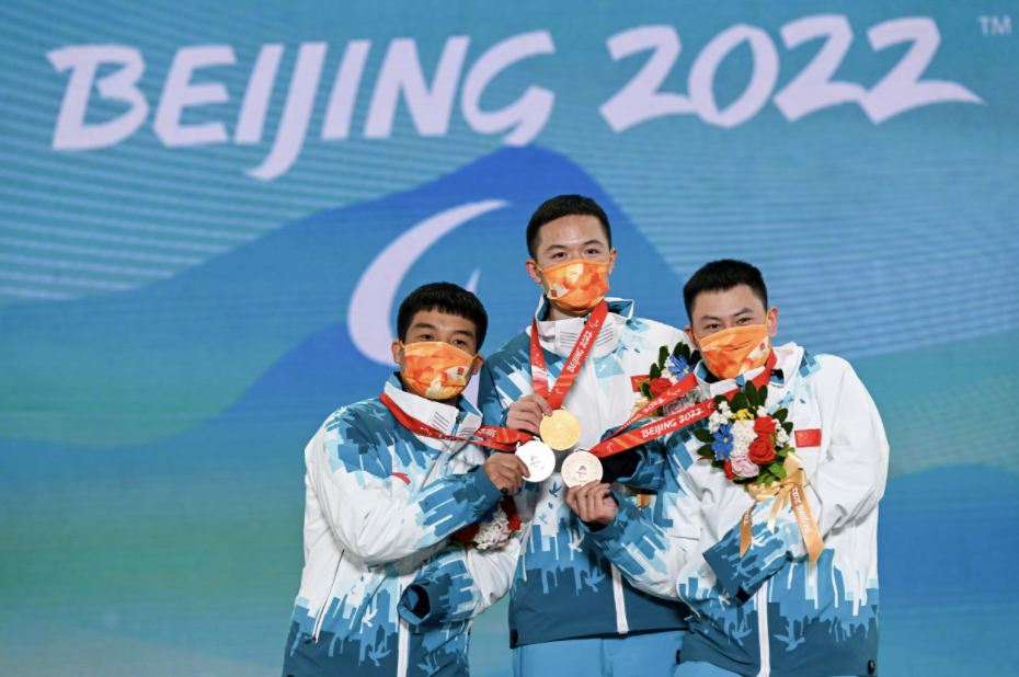 3月7日，中国选手冠军纪立家（中）、亚军王鹏耀（左）和季军朱永钢在颁奖仪式上。中国选手包揽男子障碍追逐（UL级）比赛前三名.png