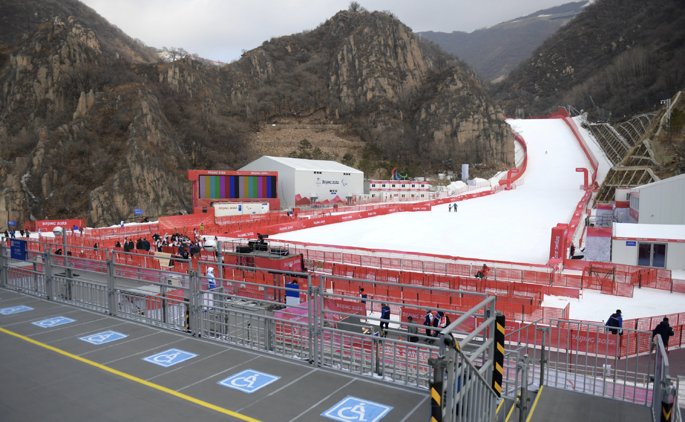 高山滑雪空景-新华社.png