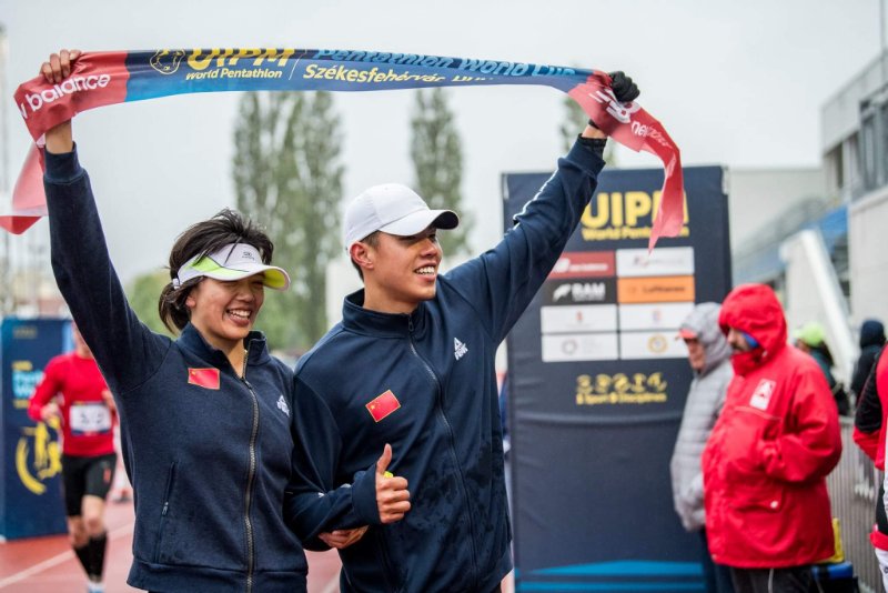 当地时间2019年5月5日,现代五项世界杯匈牙利站结束了混合接力金牌的争夺,来自中国队的边雨霏和韩佳昊夺得金牌。.jpg 当地时间2019年5月5日,现代五项世界杯匈牙利站结束了混合接力金牌的争夺,来自中国队的边雨霏和韩佳昊夺得金牌。.jpg