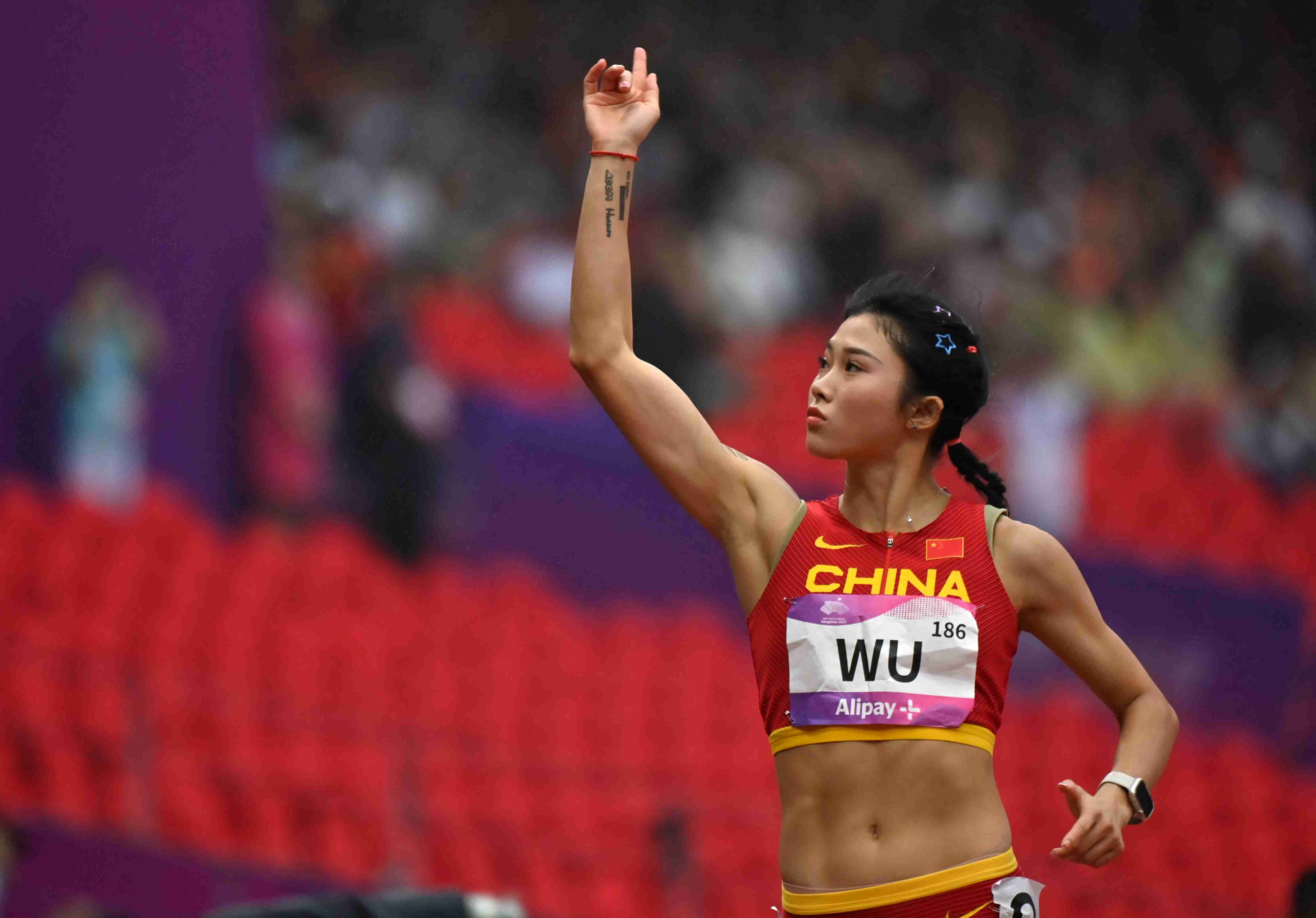红星专访丨100米栏冠军吴艳妮：我也觉得自己好看，但我要走实力路线_比赛_妈妈_全运会