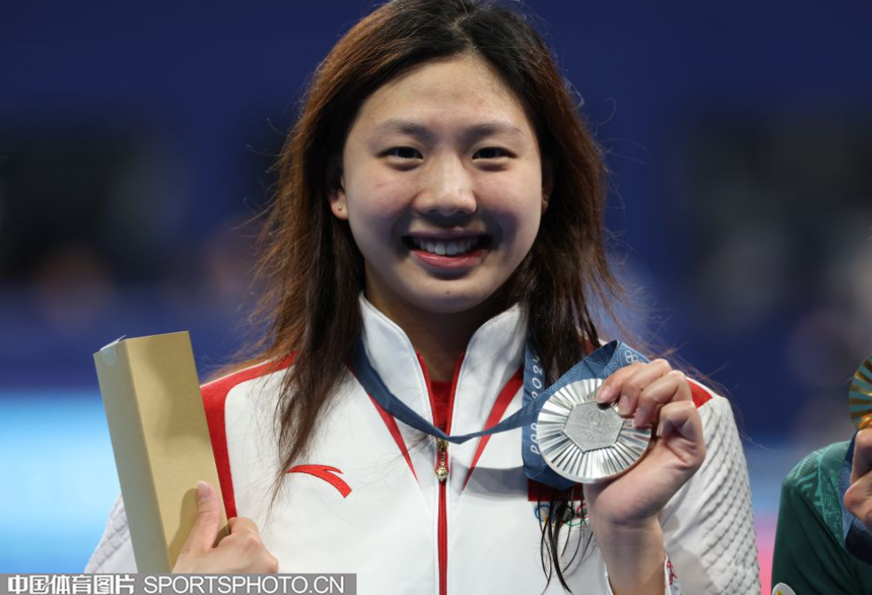 唐钱婷领奖.png