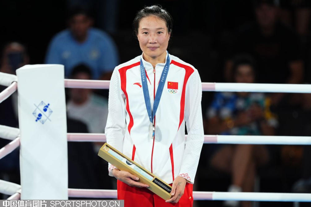 杨柳颁奖.png