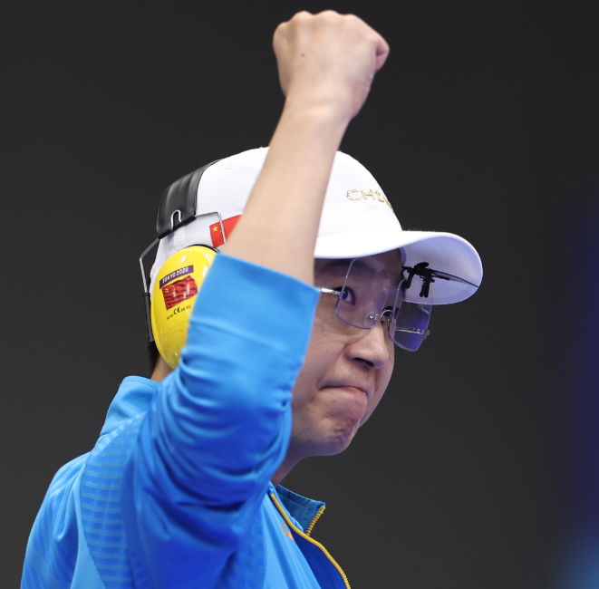 李越宏振臂.png
