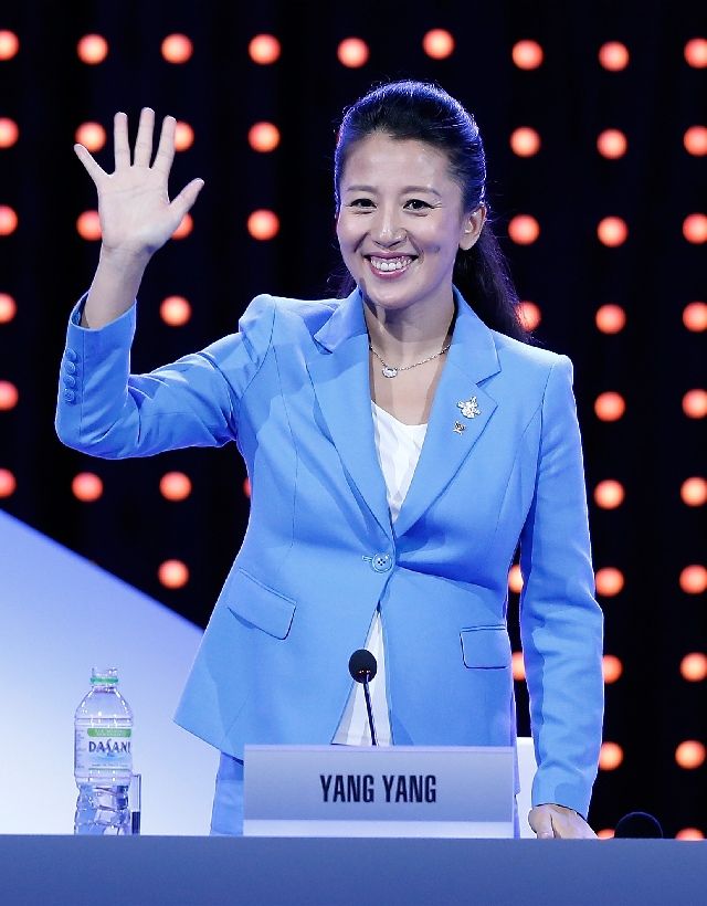 国际奥委会委员,冬奥会短道速滑冠军杨扬在北京申冬奥代表团成员介绍