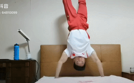 邹敬园床上训练.gif