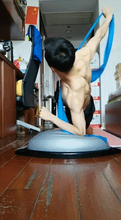 蹦床董栋肌肉练习.gif