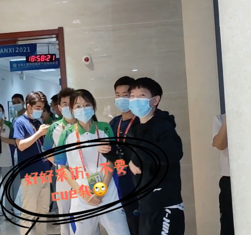 yt孙颖莎看采访.jpg