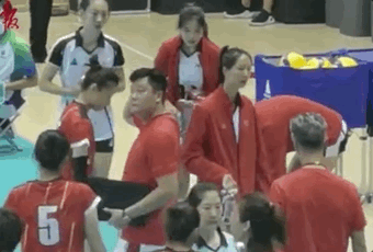 朱婷-为队友搬水.gif