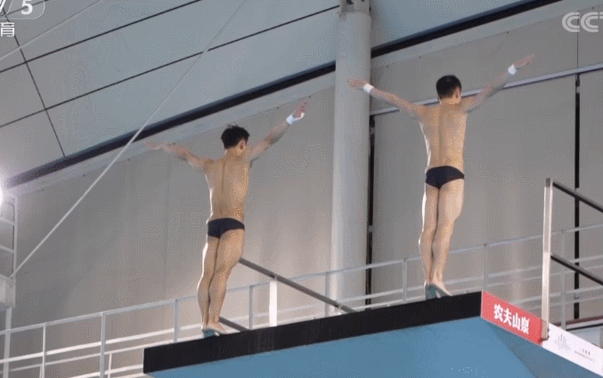 杨昊练俊杰.gif