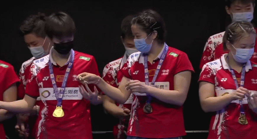 苏迪曼杯颁奖1.gif