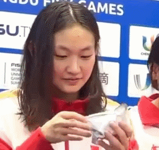 李冰洁拆盲盒.gif 李冰洁拆盲盒.gif