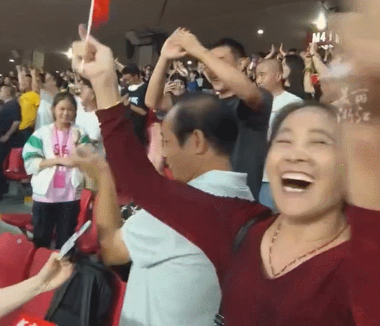 谢震业妈妈.gif