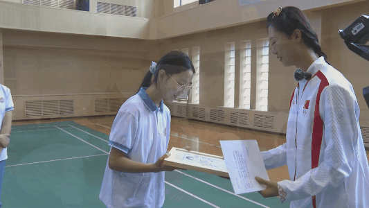 李红04.gif 李红04.gif