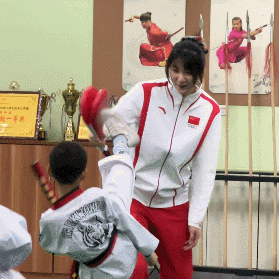 教小孩踢腿.gif