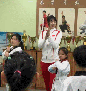 小女孩勇敢上台.gif