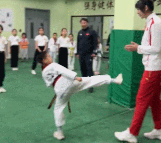 小孩练踹.gif 小孩练踹.gif