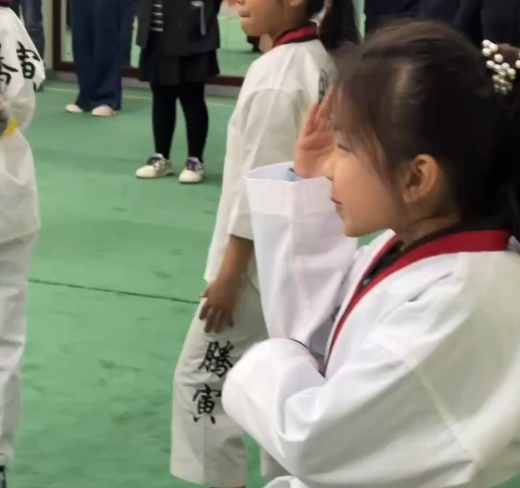 小孩举手.jpg 小孩举手.jpg