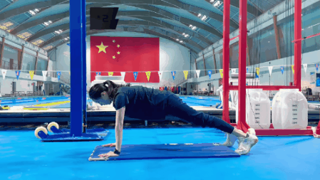 青少年游泳热身运动18.gif