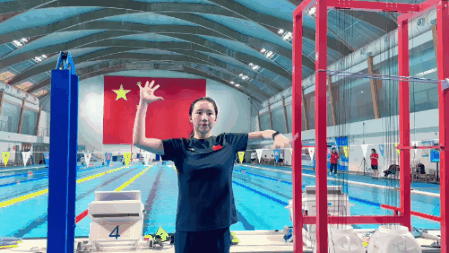 青少年游泳热身运动01.gif