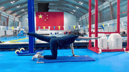 青少年游泳热身运动16.gif