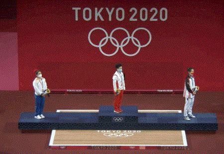 侯志慧 升旗禮儀01.gif