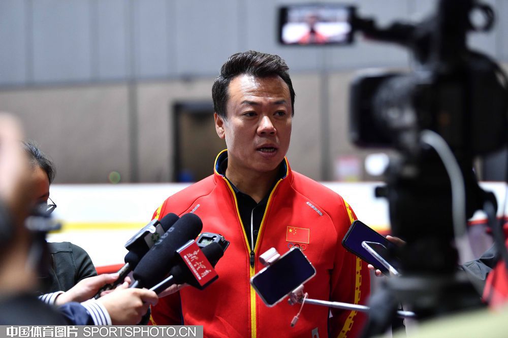 "平昌冬奥会短道速滑冠军武大靖说,当训练中迎难而上,通过努力实现