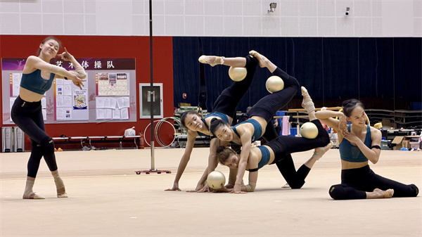 艺术体操1.jpg 艺术体操1.jpg