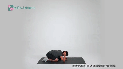 医护人员健身18法 5胸椎活动度受限 1四点撑地胸椎旋转.gif