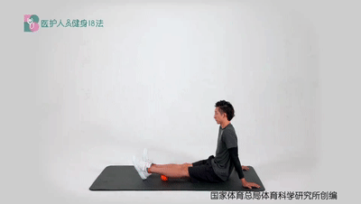 医护人员健身18法 11改善下肢水肿 1筋膜球（或网球）滚压小腿.gif