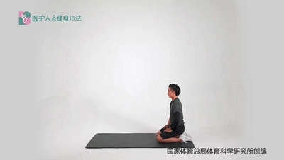 医护人员健身18法 16垫上缓解肌肉酸痛牵伸组合 2跪姿背肌拉伸.gif