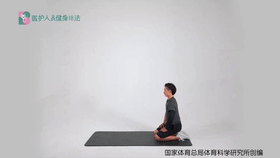 医护人员健身18法 16垫上缓解肌肉酸痛牵伸组合 3俯卧腹肌拉伸.gif
