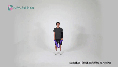 医护人员健身18法 17全身力量练习套餐 2拉弹力带弓步转体.gif