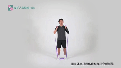 医护人员健身18法 17全身力量练习套餐 4拉弹力带借力推举.gif