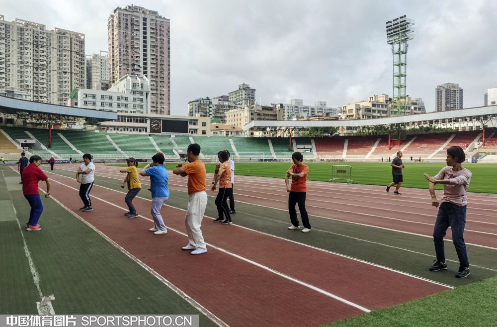 1013-健身1.jpg 1013-健身1.jpg