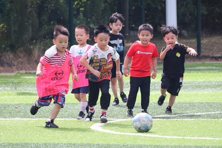 足球走进幼儿园2.jpg 足球走进幼儿园2.jpg