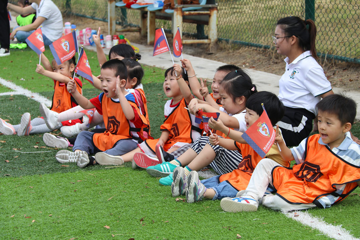 足球走进幼儿园1.jpg 足球走进幼儿园1.jpg